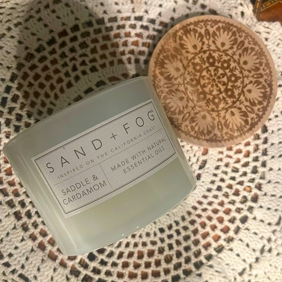 Saddle & Cardamom Scented Candle - Picture 2 of 13